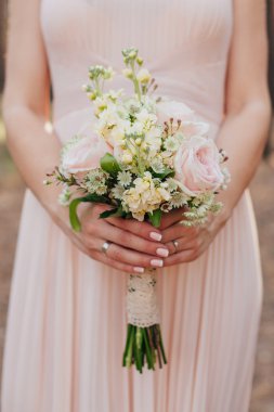 Gelin Düğün Buketler düğün üzerinde tutarak pembe elbiseli