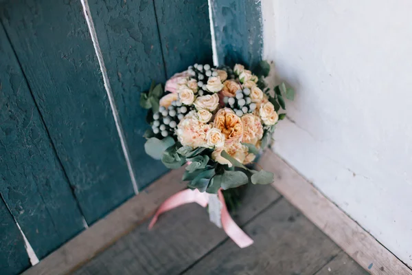 Ramo de flores de boda en el fondo de madera — Foto de Stock