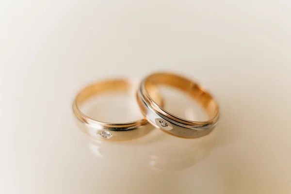 Anillos de bodas de oro con piedras — Foto de Stock