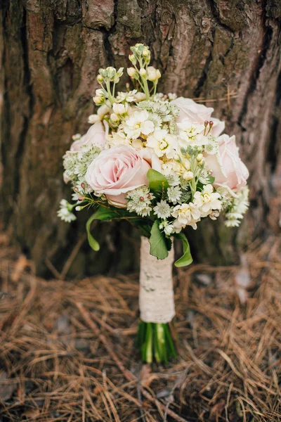 Wedding bouquet near the tree — Stock Photo, Image
