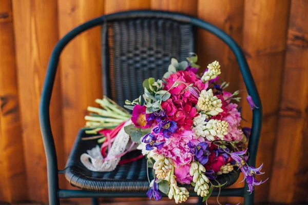 Buquê rústico de flores na cadeira — Fotografia de Stock