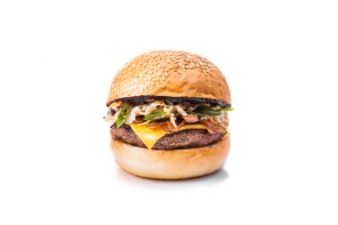Burger ızgara sığır eti, salata ve kaşar peynir beyaz arka plan üzerinde