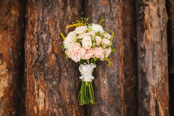 Ramo de flores de boda en la madera — Foto de Stock