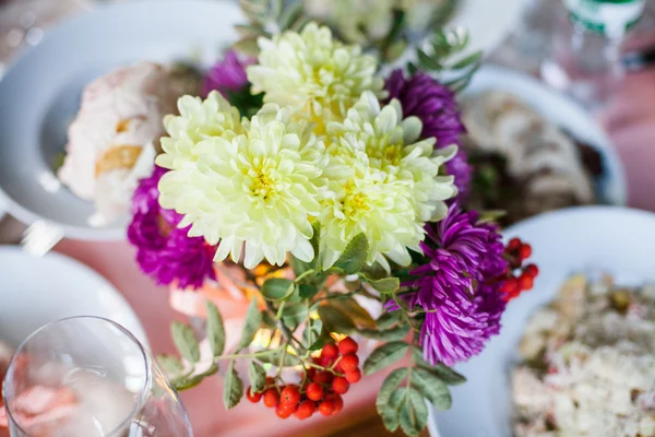 Flores no vaso na mesa do banquete — Fotografia de Stock