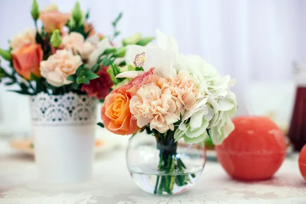 Bloemen op de tafel van de feestzaal — Stockfoto