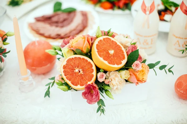 Decoração de toranja, flores, velas — Fotografia de Stock