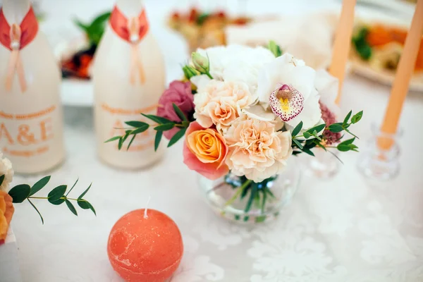 Bloemen, kaarsen op de tafel van de feestzaal — Stockfoto