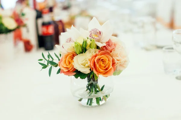 Flores en la mesa del banquete — Foto de Stock