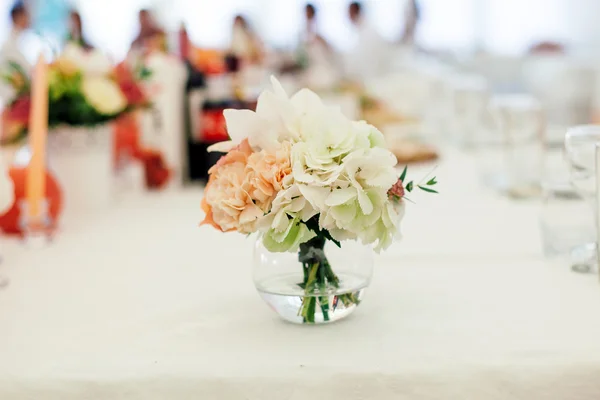 Flowers on the banquet table — Stock Photo, Image