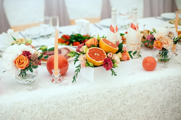 Dekorace svíčky, grapefruity, květiny — Stock fotografie