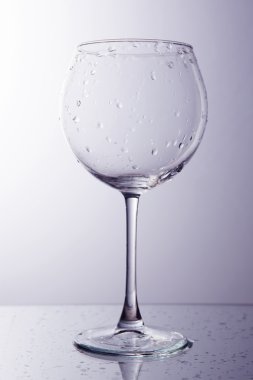 Su damlaları ile Şarap kadehi
