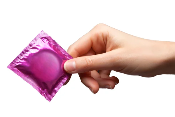 Kondom i handen på en kvinna — Stockfoto