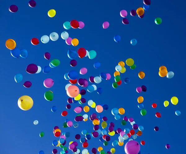 Balões coloridos voando na festa do céu — Fotografia de Stock