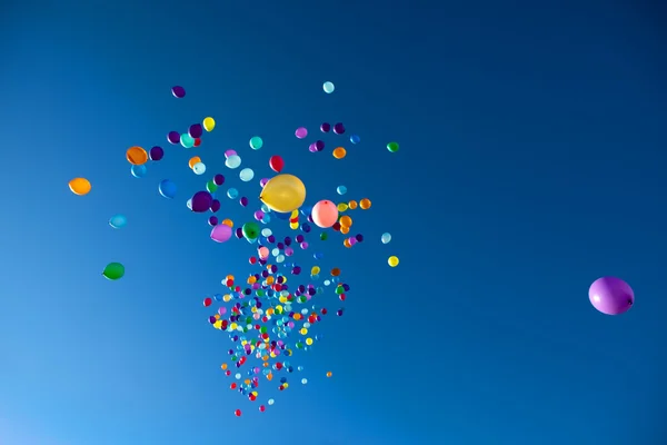 Разноцветные воздушные шары летят в небе партии — стоковое фото