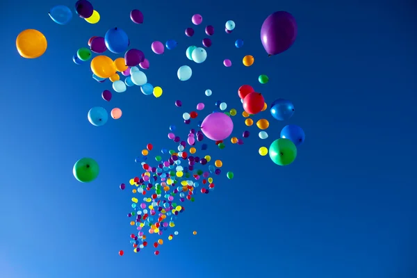 Ballons colorés volant dans la fête du ciel — Photo