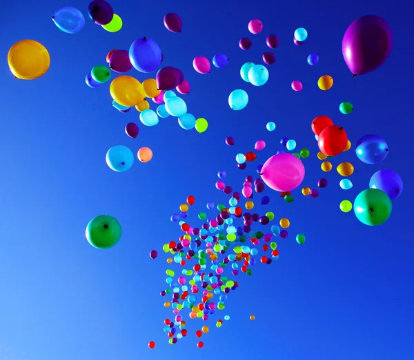 Balões coloridos voando na festa do céu — Fotografia de Stock