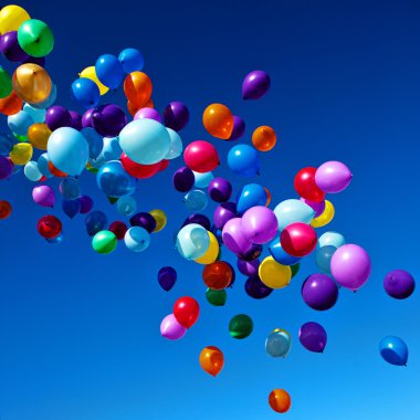 Renkli balonlar gökyüzünde uçan parti