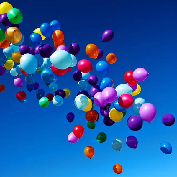 Palloncini colorati che volano nel partito cielo — Foto Stock