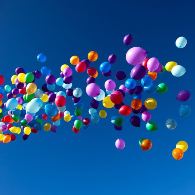 Renkli balonlar gökyüzünde uçan parti