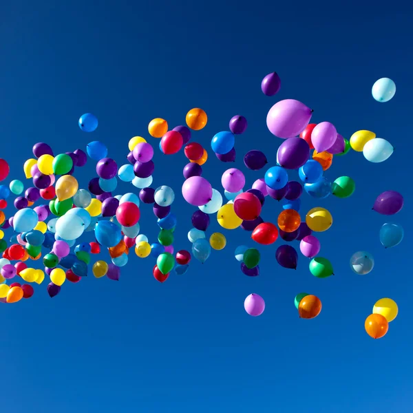 Kleurrijke ballonnen vliegen in de lucht partij — Stockfoto