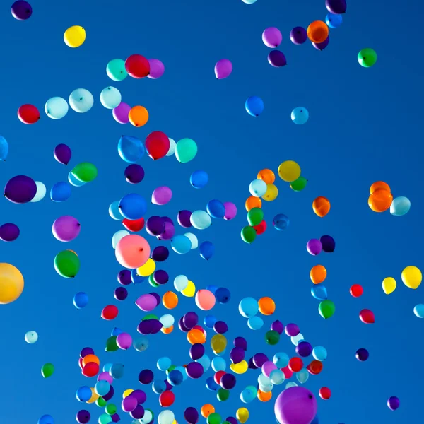 Palloncini colorati che volano nel partito cielo — Foto Stock