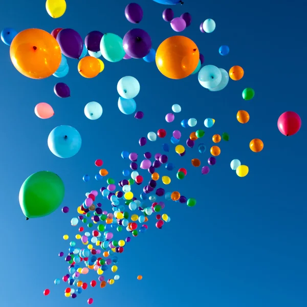 Palloncini colorati che volano nel partito cielo — Foto Stock