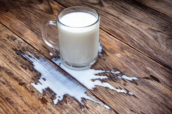 Glas Milch ist verschüttet — Stockfoto