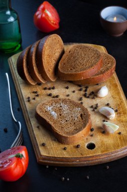 Dilimlenmiş ekmek ve kırmızı domates