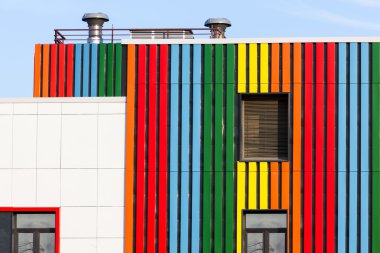 İnşaat gökkuşağının tüm renkleri metalden yapılmış