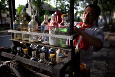 Bali, Endonezya - 4 Şubat 2014: yolda benzin satışı