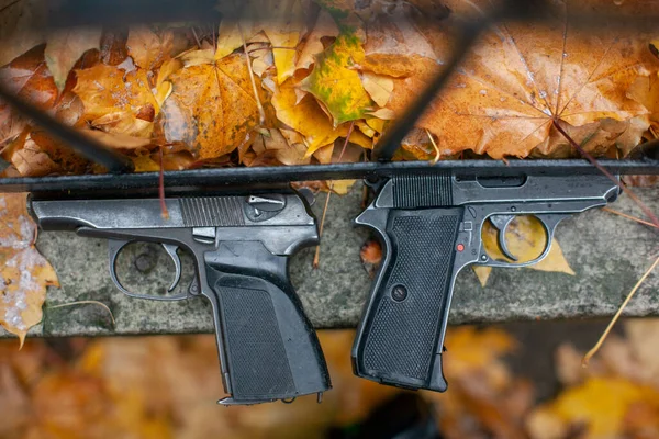 Два пістолети. концепція злочинності та злочинності — стокове фото