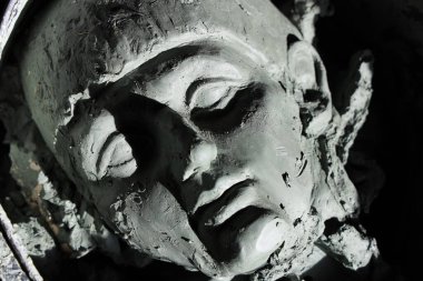 Çamurdan oyulmuş kadın yüzü