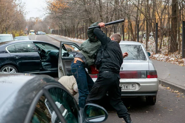A férfiak egy autóbaleset után harcolnak az úton. — Stock Fotó