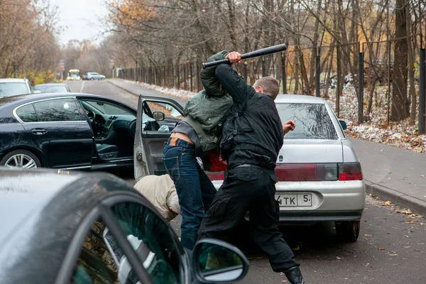 Men fight after a car accident on the road — Stock Photo, Image