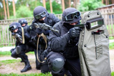 SWAT ekibi sanayi bölgesinde keşif görevinde.