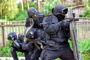 SWAT ekibi sanayi bölgesinde keşif görevinde.