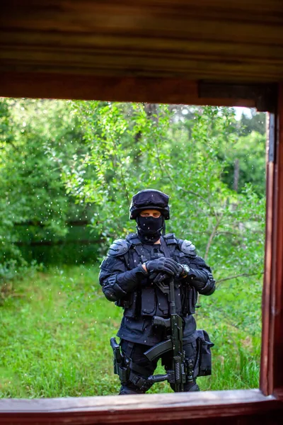 Equipe SWAT em missão de reconhecimento na área industrial — Fotografia de Stock