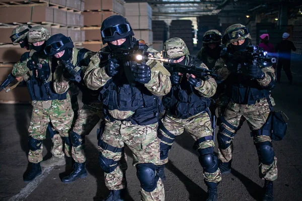 Equipe SWAT em missão de reconhecimento na área industrial — Fotografia de Stock