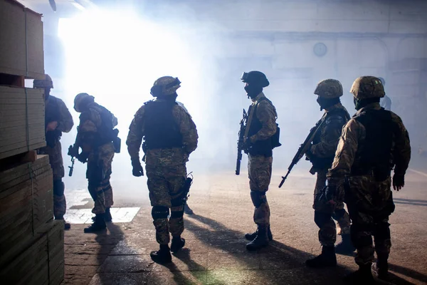 Equipe SWAT em missão de reconhecimento na área industrial — Fotografia de Stock