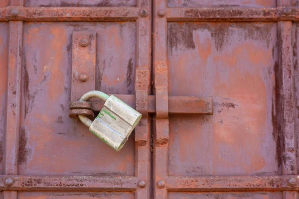 Velho Cadeado Uma Porta Ferro Enferrujado Fotografia De Stock