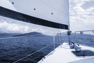 Deniz yarışında lüks bir yat. Yelkenli yarışı. Yat gezisi.