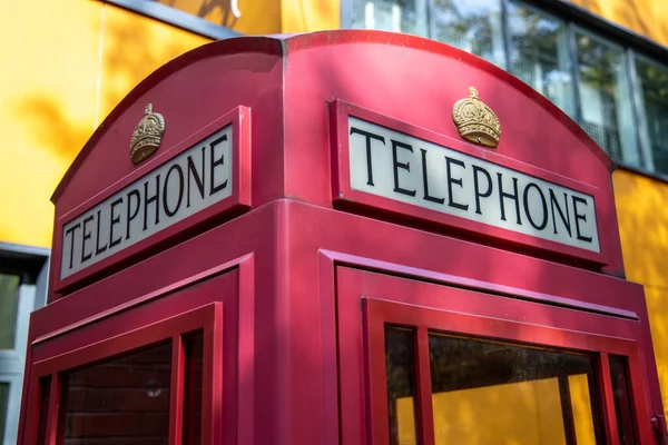 Caixa Telefone Tradicional Britânica Vermelha Contra Uma Parede Amarela — Fotografia de Stock
