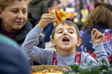 Kafede pizza yiyen tatlı çocuk, Rusya 'da. Moskova 20 Aralık 2019