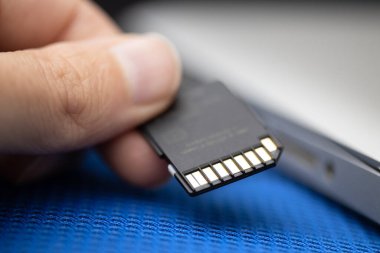 Dizüstü bilgisayara hafıza kartı takmak. Kapatın. Bilgi koruma ve dijital güvenlik kavramı