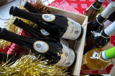 Rafta çeşitli şarap şişeleri var. Seçici odak: Rusya. Moskova 20 Aralık 2019