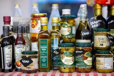 Mağazalardaki şişelerde bulunan zeytinyağı: Rusya. Moskova 20 Aralık 2019