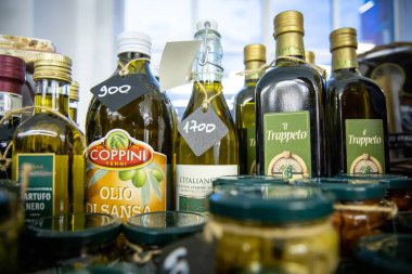 Mağazalardaki şişelerde bulunan zeytinyağı: Rusya. Moskova 20 Aralık 2019