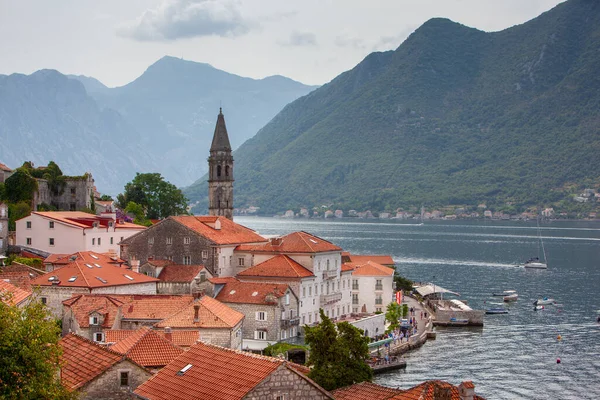 Perast, montenegro - 22 aug 2018: blick auf die alte küstenstadt perast in montenegro mit schöner architektur — Stockfoto