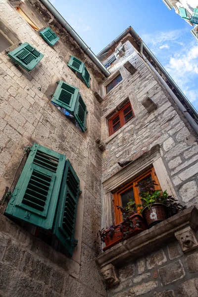Kotor, Montenegro - 20 Aug 2018: Old houses in historic part of town — Stock Fotó