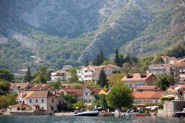 Perast, montenegro - 22 августа 2018: вид на старый прибрежный город perast in montenegro с красивой архитектурой — стоковое фото